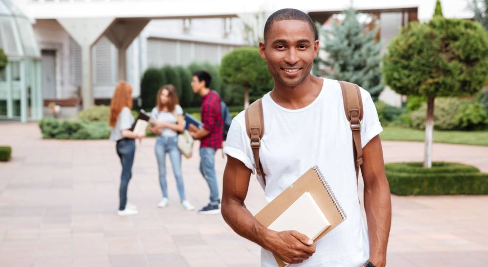 Étudiant sur un campus universitaire